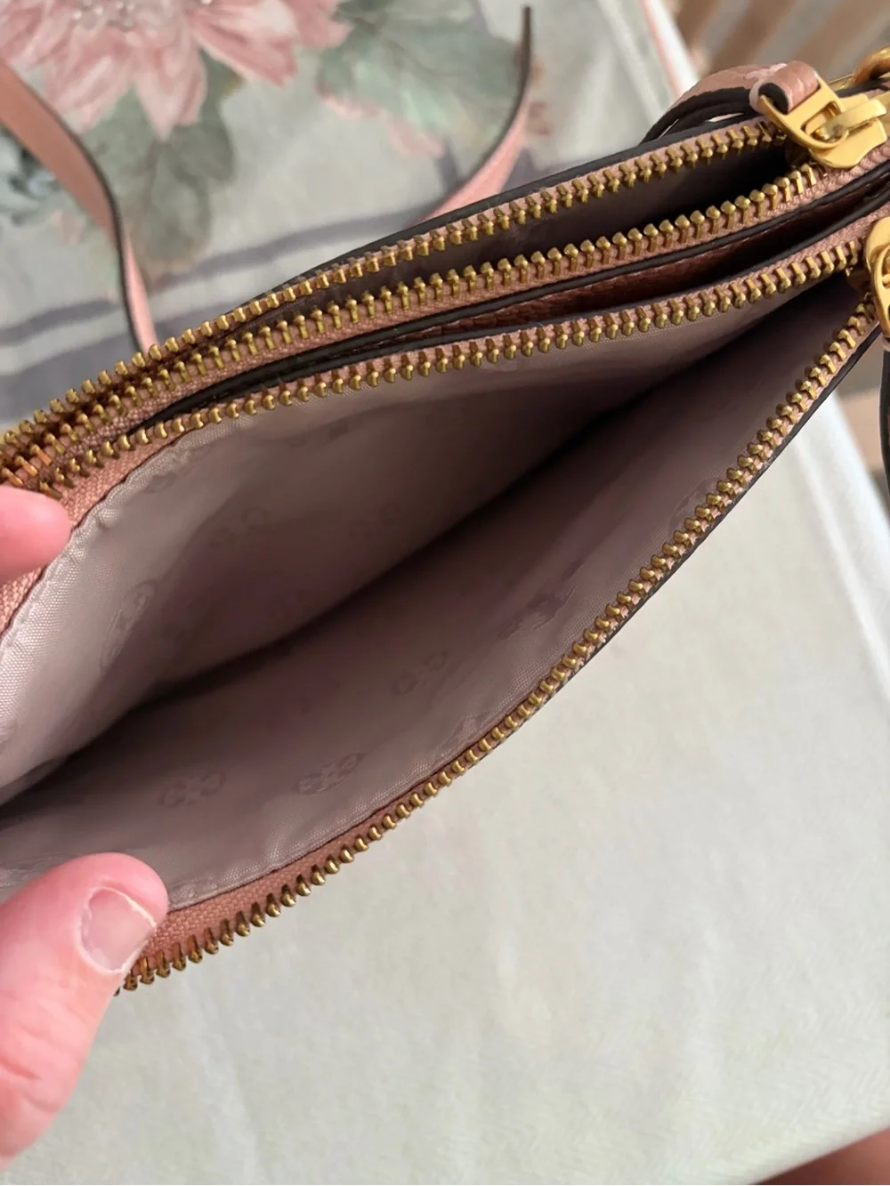Like new Tory Burch Pink Pebbled Leather crossbody bag